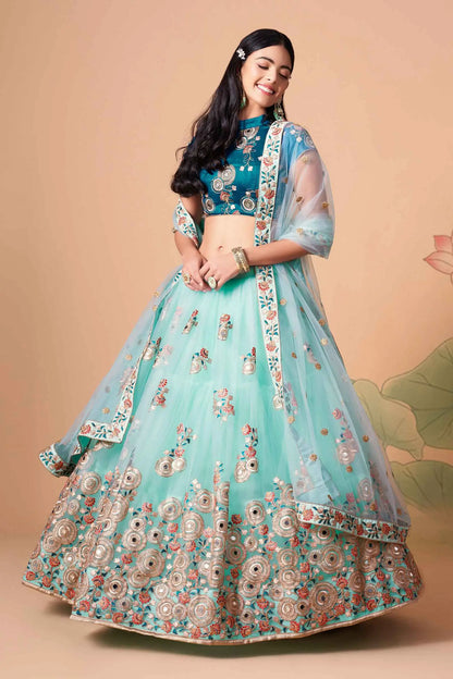 Lehenga en Filet Bleu Ciel avec Broderie en Fil, Zari, Dori et Sequins avec Travail de Miroir
