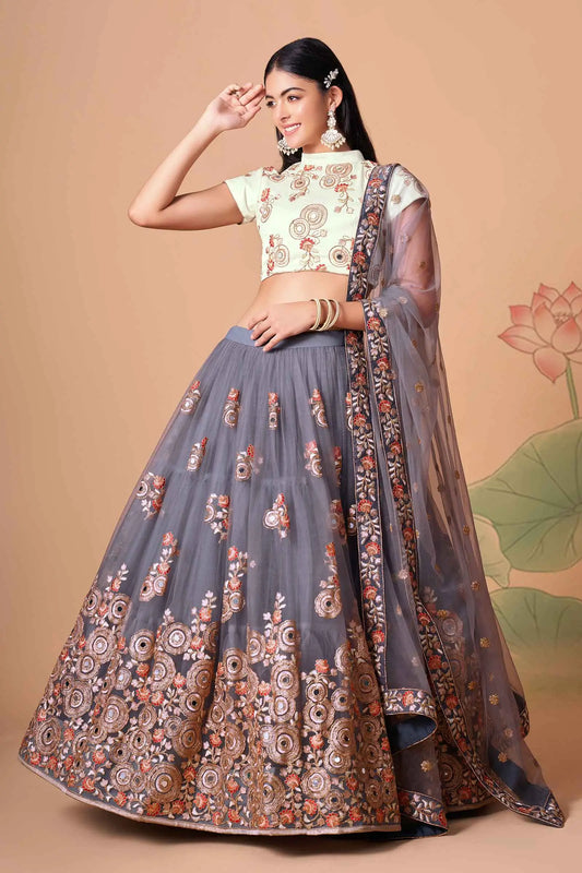 Lehenga en Tulle Gris avec Broderie en Fil, Zari, Dori et Sequins avec Travail de Miroir