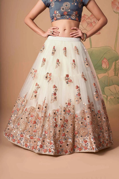 Lehenga blanc ivoire et bleu gris en Tulle Doux avec Broderies en Fil, Zari, Dori, Sequins et Détails en Miroirs
