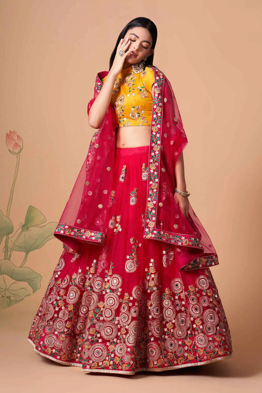 Lehenga rouge et jaune en tulle doux avec broderies en fil, zari, dori, sequins et miroirs