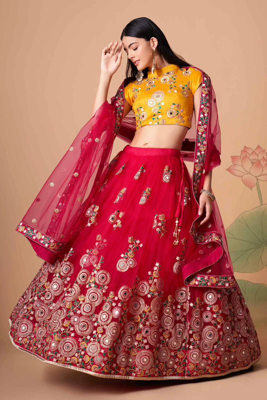 Lehenga rouge et jaune en tulle doux avec broderies en fil, zari, dori, sequins et miroirs