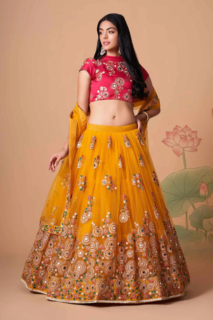 Lehenga jaune et rose fushia en tulle doux avec broderies en fil, zari, dori, sequins et incrustations de miroirs (travail de miroirs)