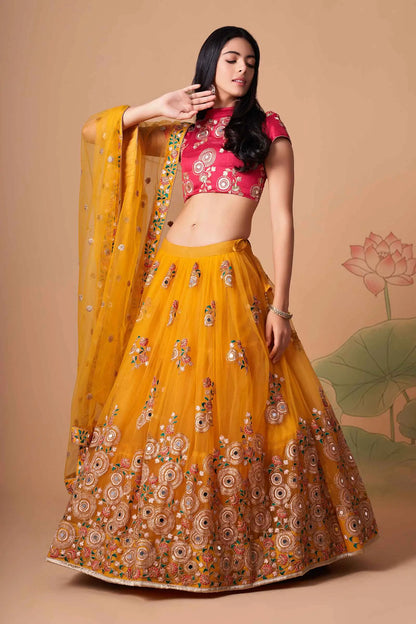 Lehenga jaune et rose fushia en tulle doux avec broderies en fil, zari, dori, sequins et incrustations de miroirs (travail de miroirs)