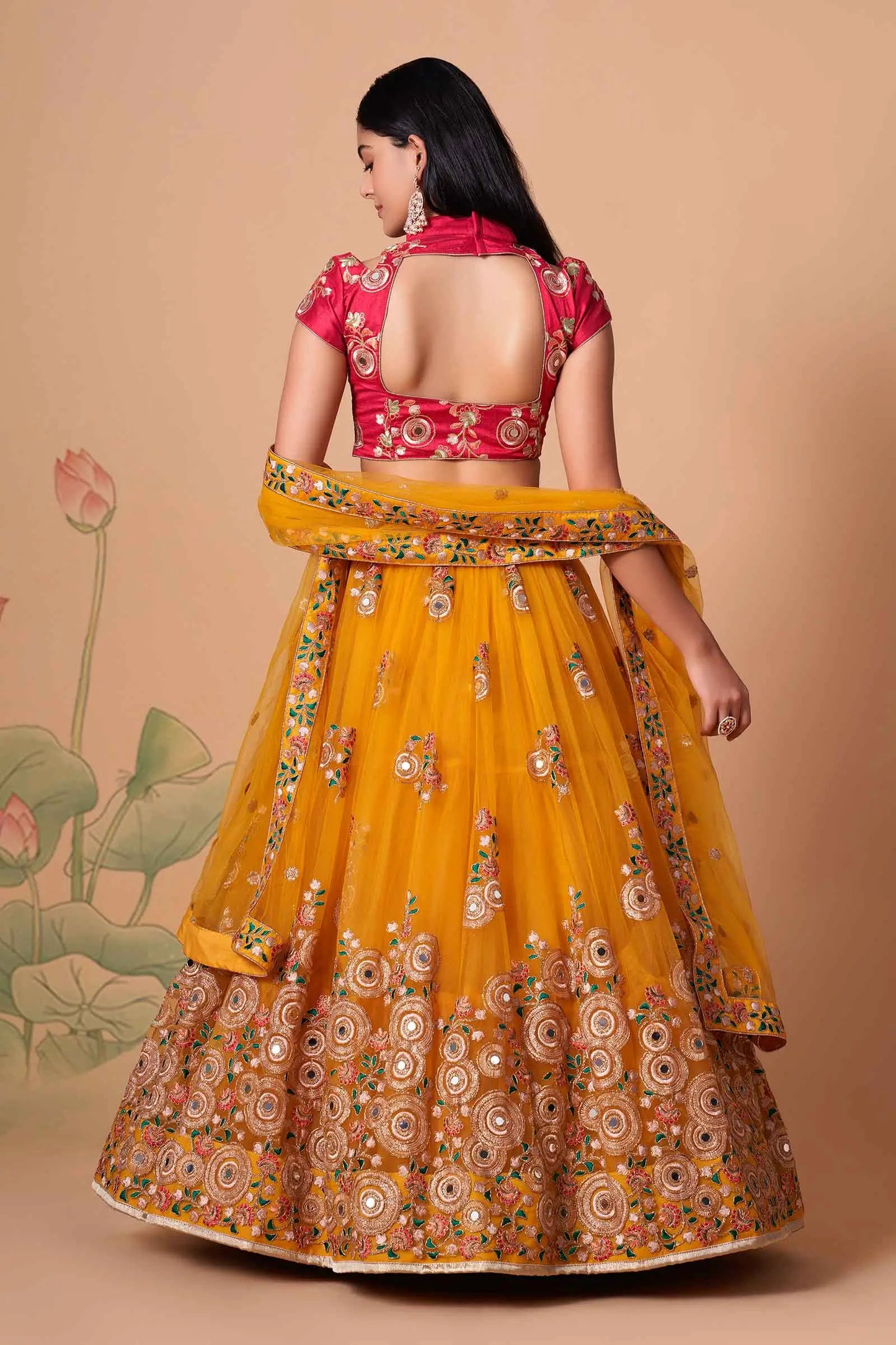 Lehenga jaune et rose fushia en tulle doux avec broderies en fil, zari, dori, sequins et incrustations de miroirs (travail de miroirs)