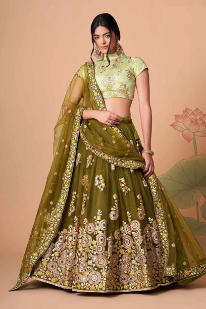 Lehenga en tulle doux vert henna avec broderie en fil, zari, dori, sequins et incrustations de miroirs (travail de miroirs)