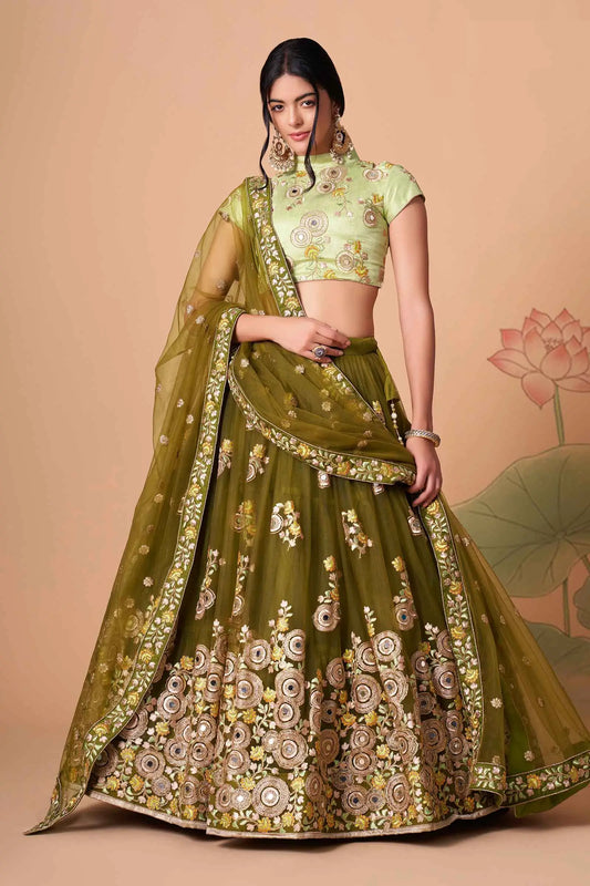Lehenga en tulle doux vert henna avec broderie en fil, zari, dori, sequins et incrustations de miroirs (travail de miroirs)