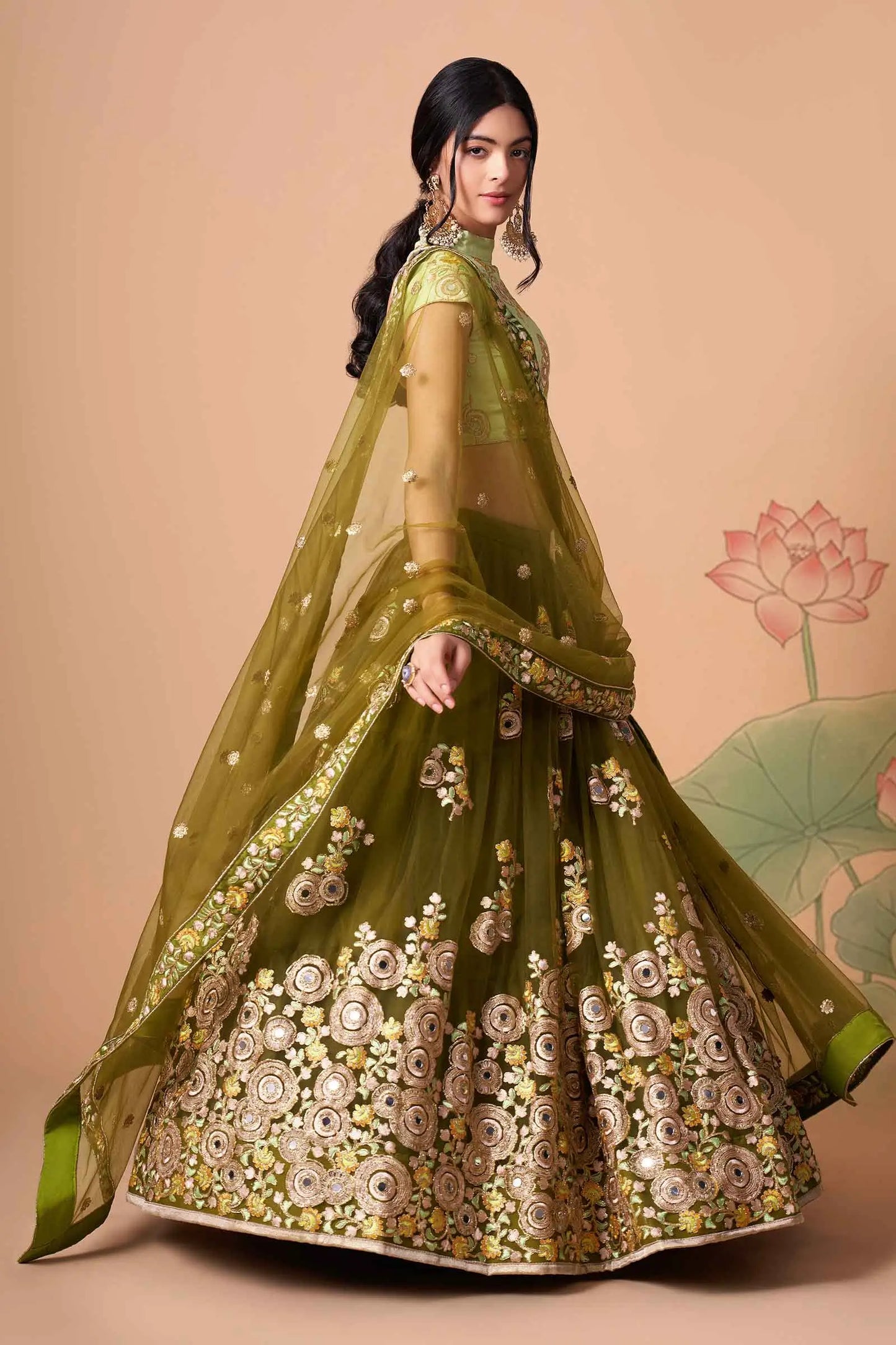 Lehenga en tulle doux vert henna avec broderie en fil, zari, dori, sequins et incrustations de miroirs (travail de miroirs)