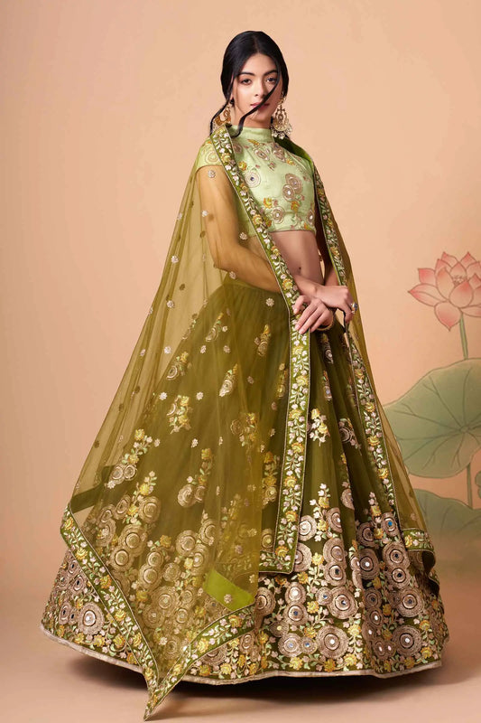 Lehenga en tulle doux vert henna avec broderie en fil, zari, dori, sequins et incrustations de miroirs (travail de miroirs)