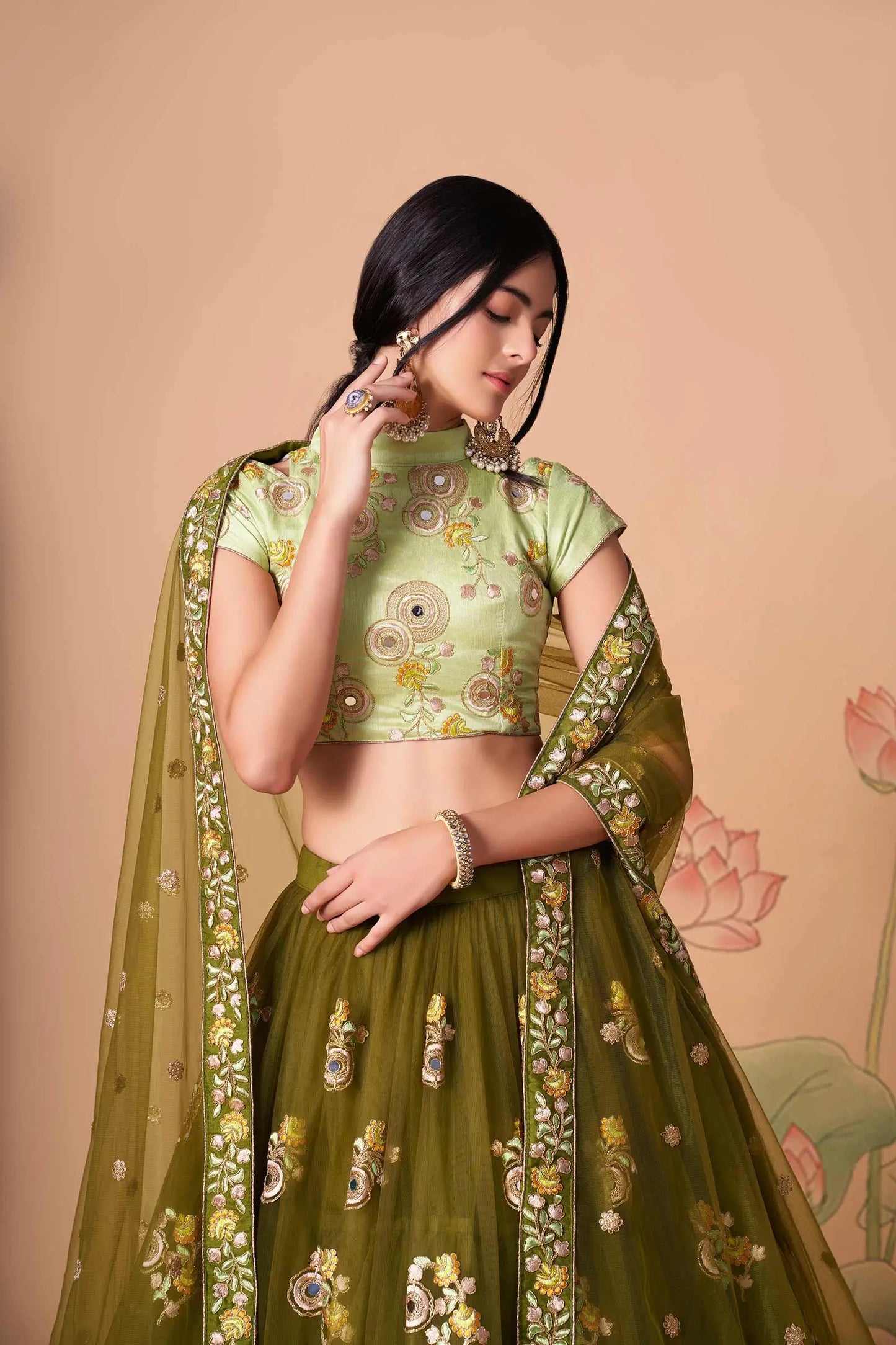 Lehenga en tulle doux vert henna avec broderie en fil, zari, dori, sequins et incrustations de miroirs (travail de miroirs)