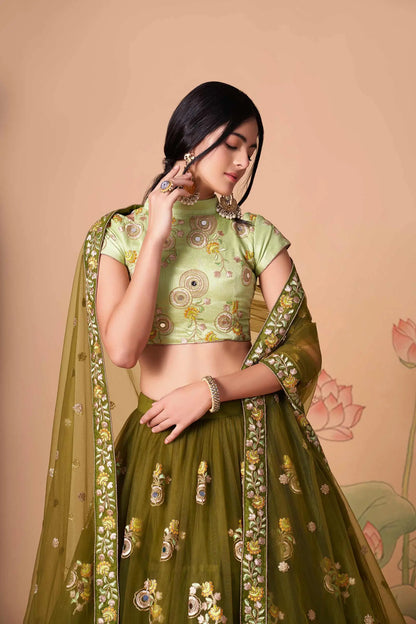 Lehenga en tulle doux vert henna avec broderie en fil, zari, dori, sequins et incrustations de miroirs (travail de miroirs)