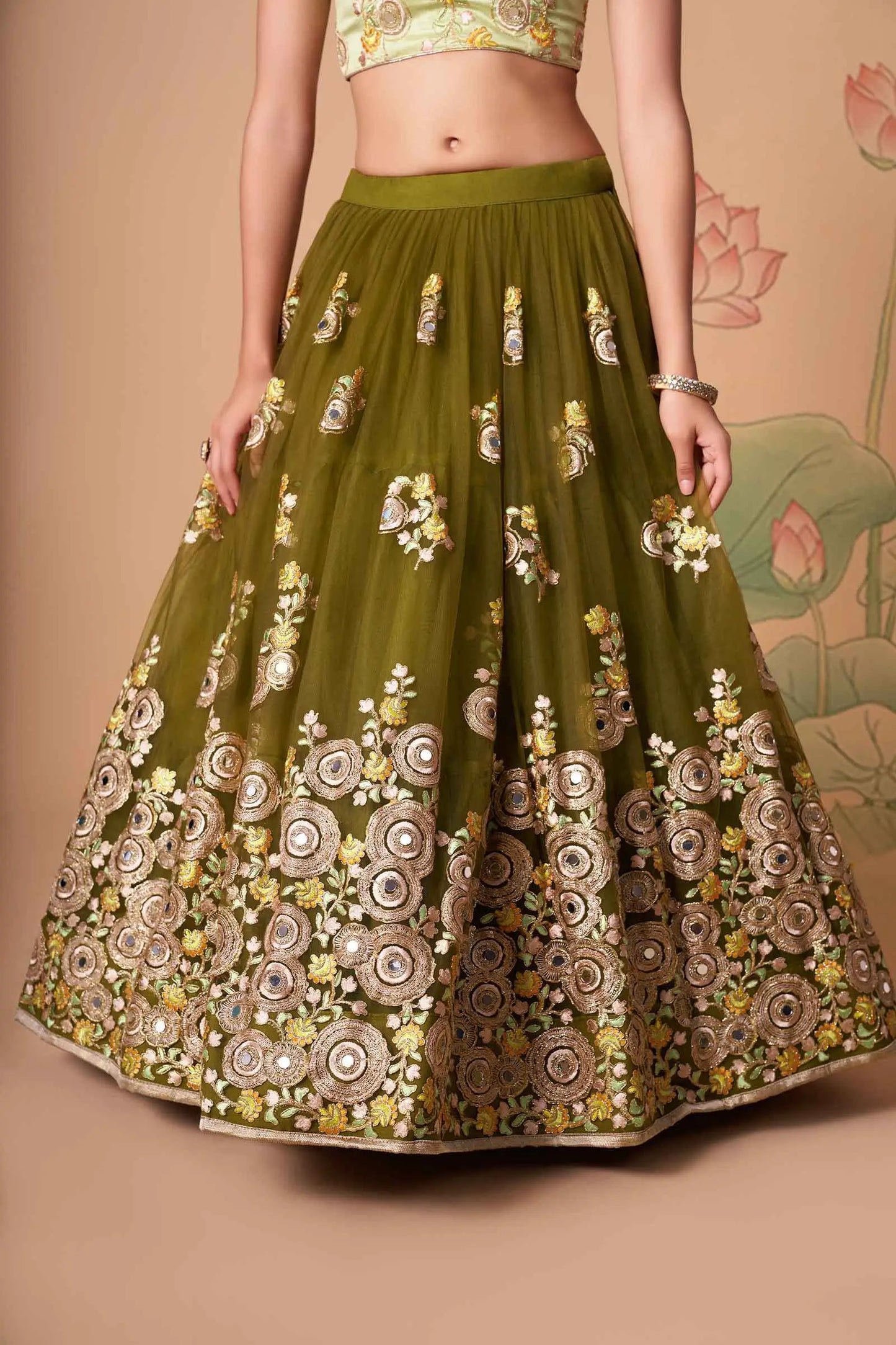 Lehenga en tulle doux vert henna avec broderie en fil, zari, dori, sequins et incrustations de miroirs (travail de miroirs)