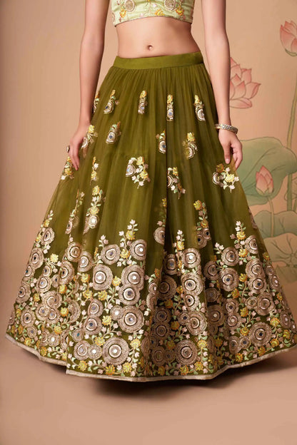 Lehenga en tulle doux vert henna avec broderie en fil, zari, dori, sequins et incrustations de miroirs (travail de miroirs)