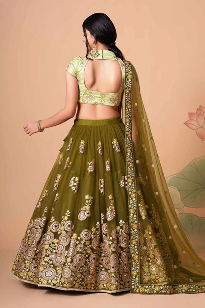 Lehenga en tulle doux vert henna avec broderie en fil, zari, dori, sequins et incrustations de miroirs (travail de miroirs)