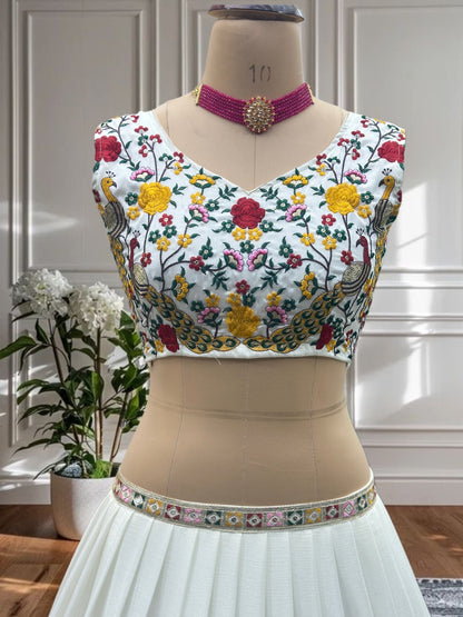 Lehenga choli blanc en chinon aux fleurs multicolores brodées