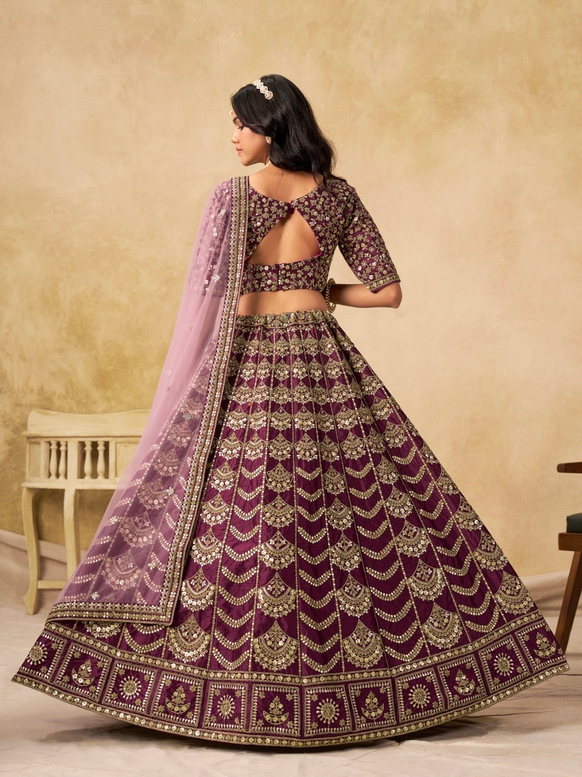 Lehenga violet foncé brillant de fête en soie artificielle travaillé COLLECTION AMALYA