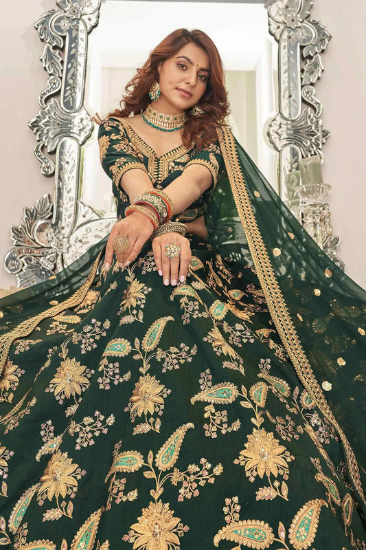 Lehenga vert émeraude en soie artificielle avec broderie fil Zari, Dori et sequins COLLECTION KAMYA