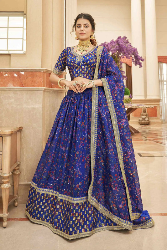 Designer-Lehenga aus tiefblauem Organza mit Blumendruck, Fadenstickerei, Zari, Dori und Pailletten, KAMYA COLLECTION, DESIGNER-INSPIRATION