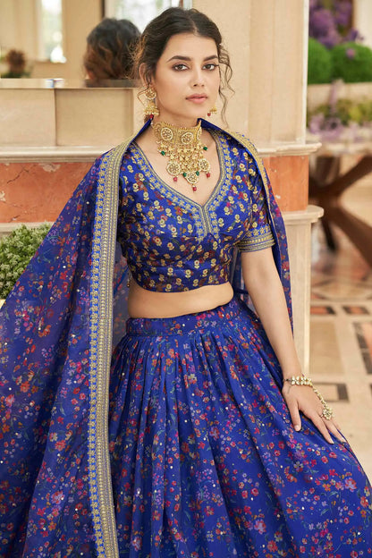 Designer-Lehenga aus tiefblauem Organza mit Blumendruck, Fadenstickerei, Zari, Dori und Pailletten, KAMYA COLLECTION, DESIGNER-INSPIRATION