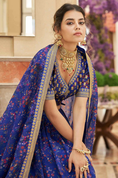 Designer-Lehenga aus tiefblauem Organza mit Blumendruck, Fadenstickerei, Zari, Dori und Pailletten, KAMYA COLLECTION, DESIGNER-INSPIRATION