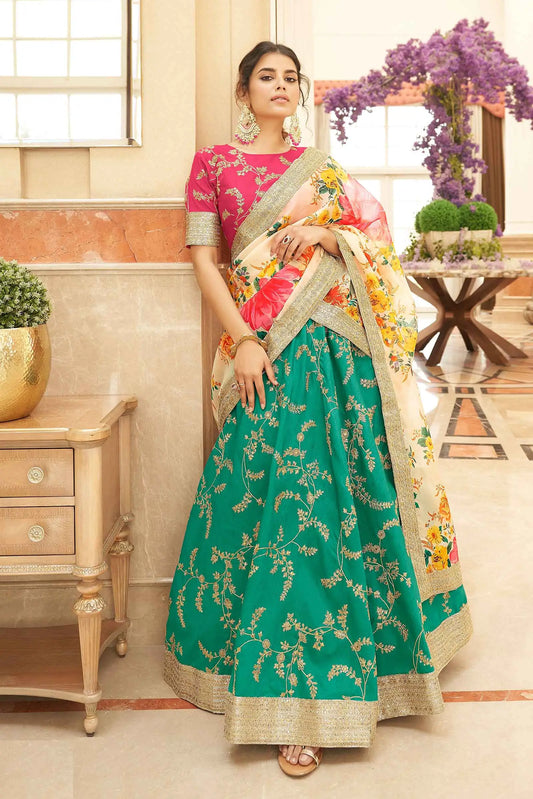 Designer-Lehenga aus türkisfarbener und weißer Kunstseide mit Fadenstickerei, Zari, Dori und Pailletten KAMYA COLLECTION DESIGNER INSPIRATION