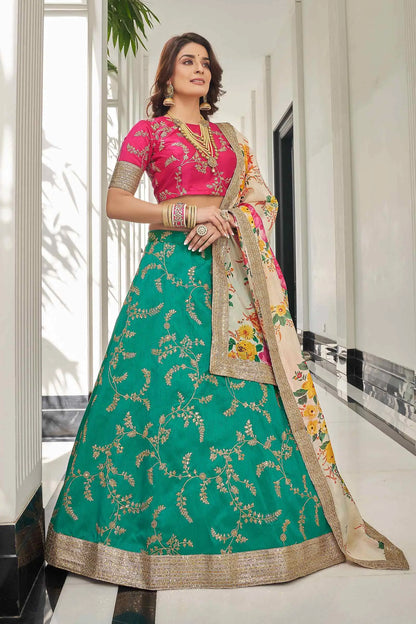 Designer-Lehenga aus türkisfarbener und weißer Kunstseide mit Fadenstickerei, Zari, Dori und Pailletten KAMYA COLLECTION DESIGNER INSPIRATION