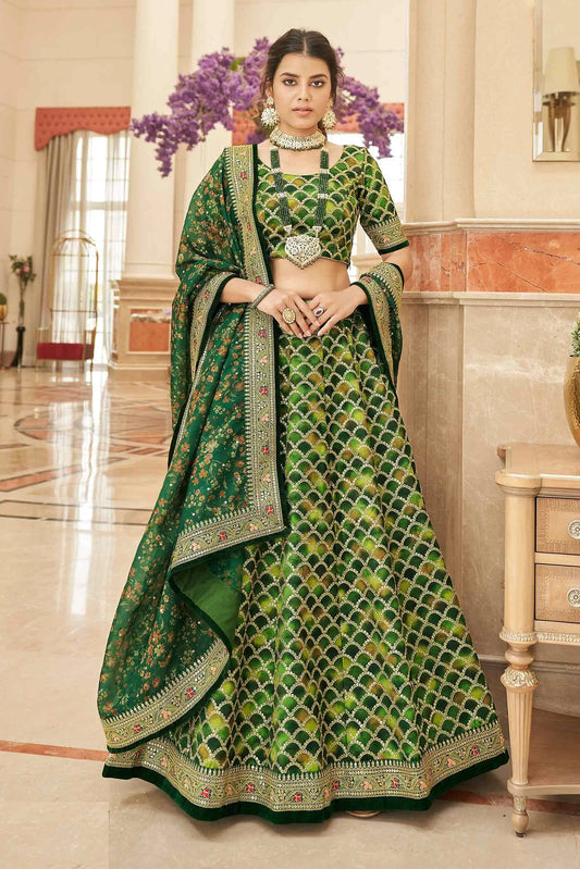 Designer Lehenga Smaragdgrün und Gelb mit Fadenstickerei, Zari, Dori und Pailletten mit Dupatta KAMYA COLLECTION DESIGNER INSPIRATION