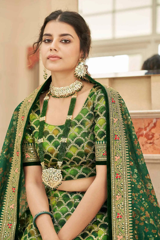 Designer Lehenga Smaragdgrün und Gelb mit Fadenstickerei, Zari, Dori und Pailletten mit Dupatta KAMYA COLLECTION DESIGNER INSPIRATION