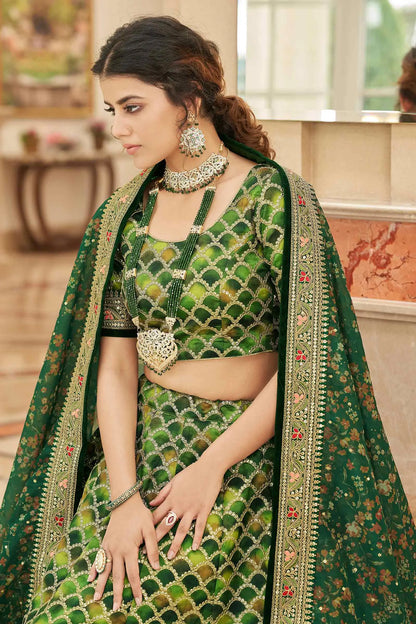 Designer Lehenga Vert Emeraude et Jaune avec Broderie en Fil, Zari, Dori et Sequins avec Dupatta COLLECTION KAMYA INSPIRATION DESIGNER