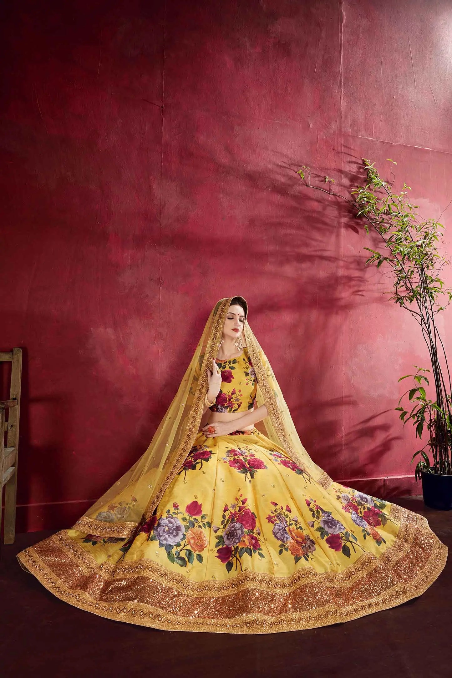 Lehenga choli en soie jaune avec imprimé floral, broderie en dori, zari et sequins