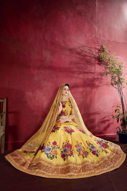 Lehenga choli en soie jaune avec imprimé floral, broderie en dori, zari et sequins