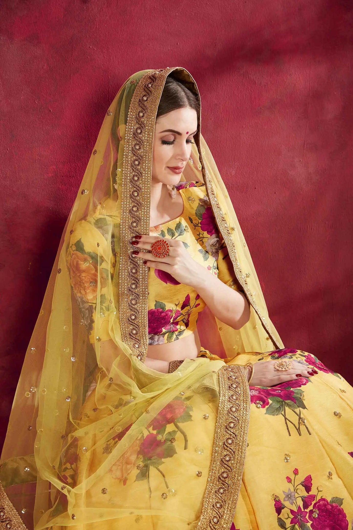 Lehenga choli en soie jaune avec imprimé floral, broderie en dori, zari et sequins