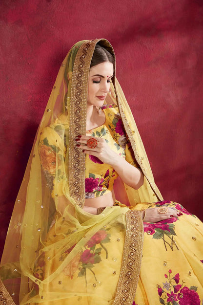 Lehenga choli en soie jaune avec imprimé floral, broderie en dori, zari et sequins