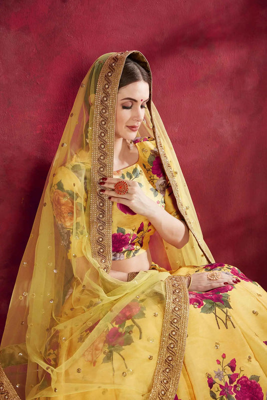 Lehenga choli en soie jaune avec imprimé floral, broderie en dori, zari et sequins