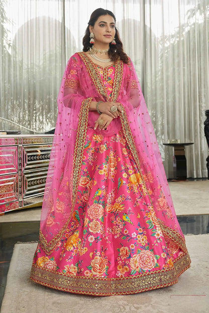 Lehenga choli en soie artificielle rose fuchsia avec imprimé floral digital, broderie dori, sequins et pierres