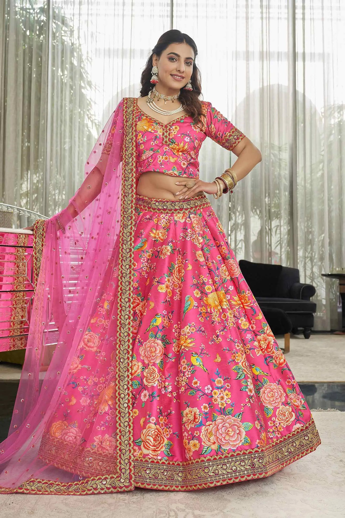 Lehenga choli en soie artificielle rose fuchsia avec imprimé floral digital, broderie dori, sequins et pierres