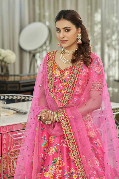 Lehenga choli en soie artificielle rose fuchsia avec imprimé floral digital, broderie dori, sequins et pierres
