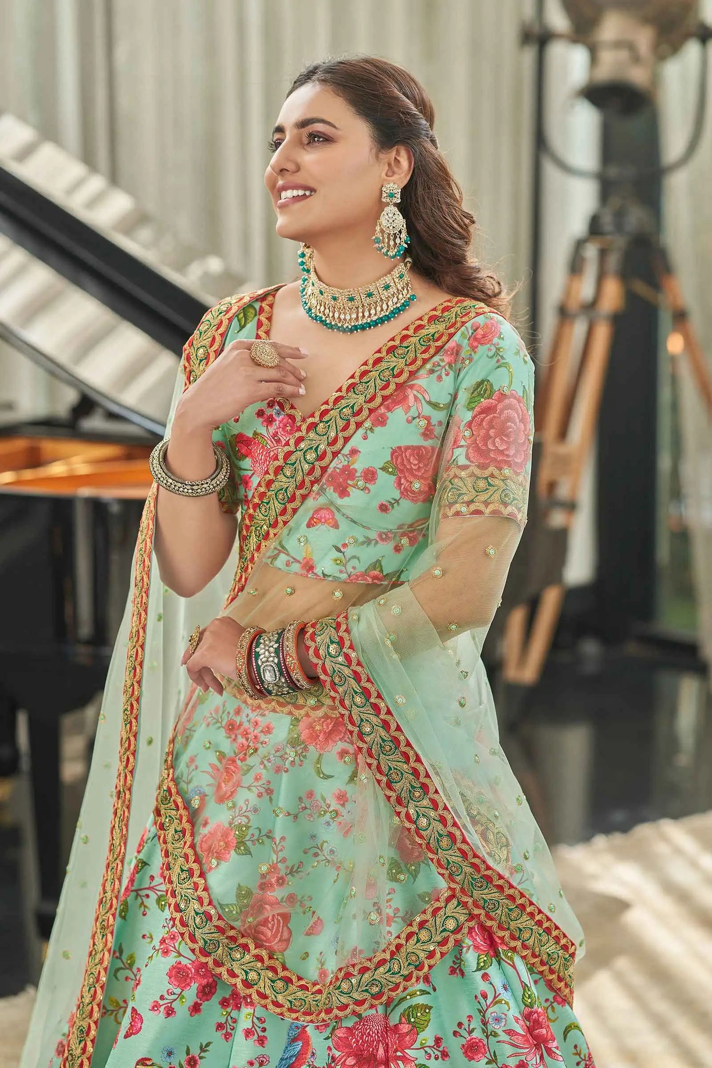 Lehenga en soie artificielle menthe et rouge avec imprimé floral numérique, broderie Dori, sequins et pierres