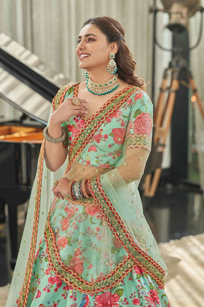Lehenga en soie artificielle menthe et rouge avec imprimé floral numérique, broderie Dori, sequins et pierres