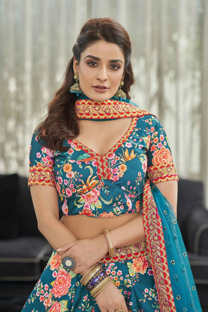 Lehenga en soie artificielle bleu sarcelle avec imprimé floral numérique, broderie Dori, sequins et pierres