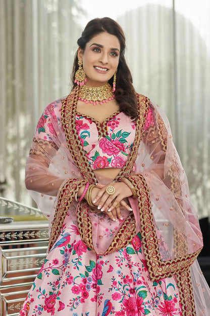 Lehenga en soie artificielle rose clair avec imprimé floral numérique, broderie Dori, sequins et pierres