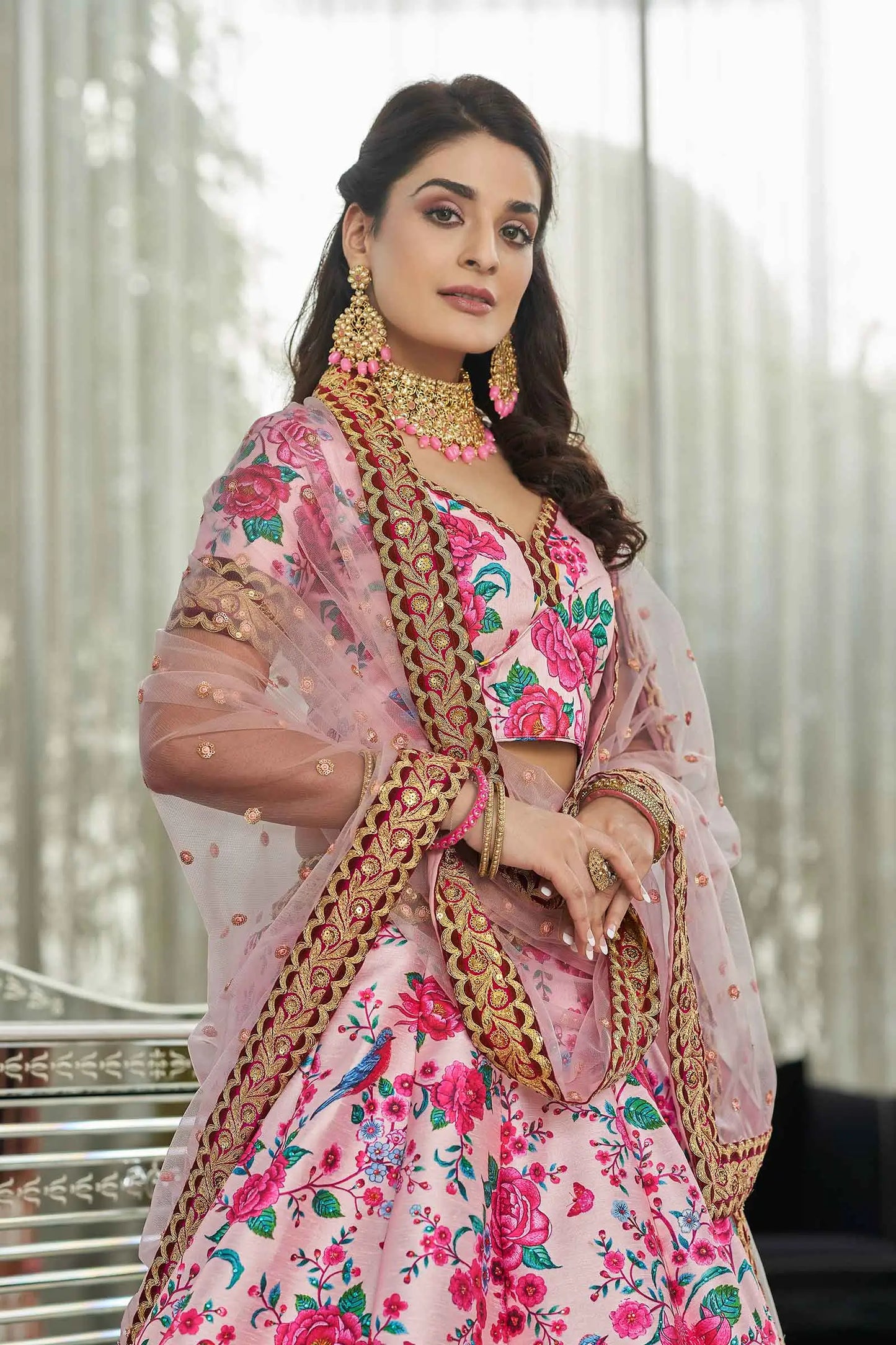 Lehenga en soie artificielle rose clair avec imprimé floral numérique, broderie Dori, sequins et pierres