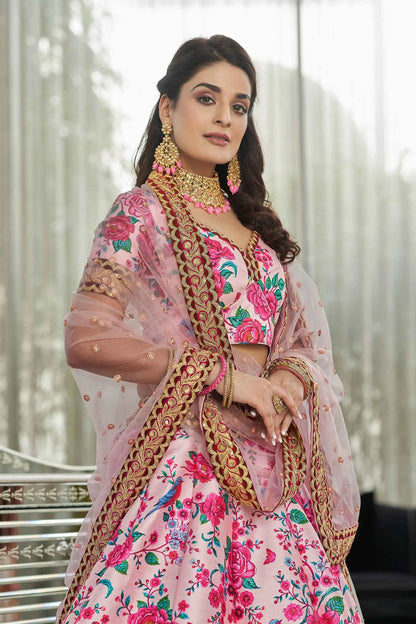 Lehenga en soie artificielle rose clair avec imprimé floral numérique, broderie Dori, sequins et pierres