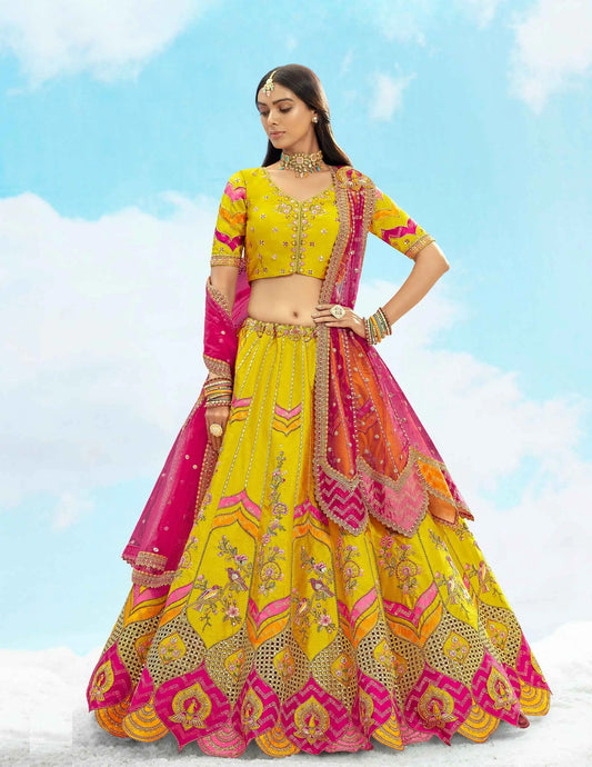 Exklusiver Designer-Braut-Lehenga in Senfgelb mit eleganten Einsätzen und Stickereien, NAVYA-KOLLEKTION 2025