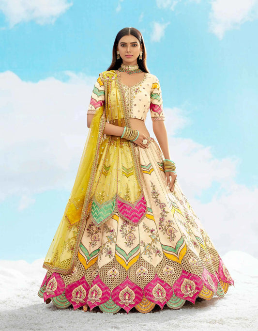 Exklusiver cremefarbener Designer-Braut-Lehenga mit mehrfarbigen, schweren Flicken und Designer-Stickereien, NAVYA-KOLLEKTION 2025