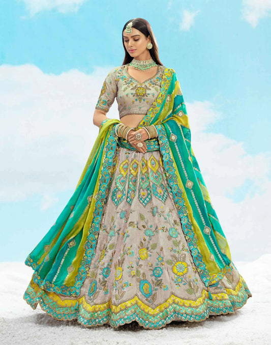 Exklusiver Designer-Braut-Lehenga in Grau und Blaugrün mit Designer-Patches und Blumenstickerei, NAVYA-KOLLEKTION 2025