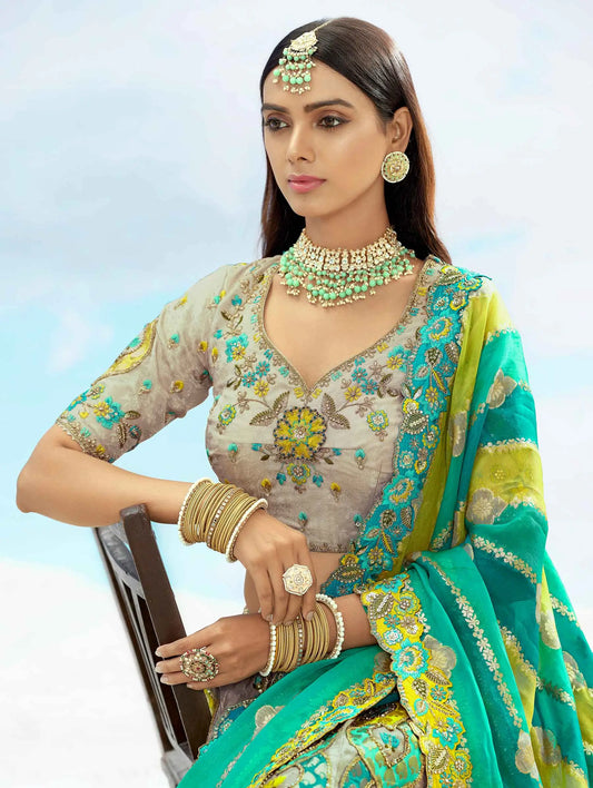 Exklusiver Designer-Braut-Lehenga in Grau und Blaugrün mit Designer-Patches und Blumenstickerei, NAVYA-KOLLEKTION 2025