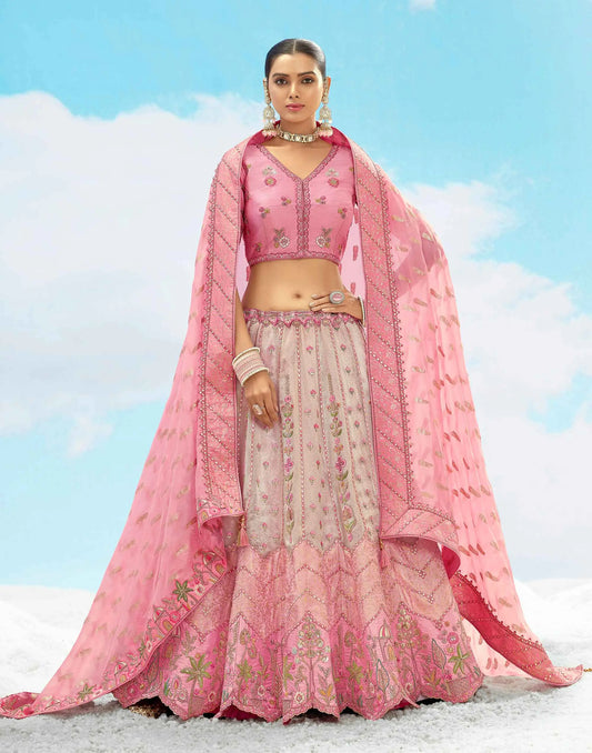 Exklusiver Designer-Braut-Lehenga in zartem Rosa mit wunderschöner Blumenstickerei, verziert mit Designer-Pailletten, NAVYA-KOLLEKTION 2025