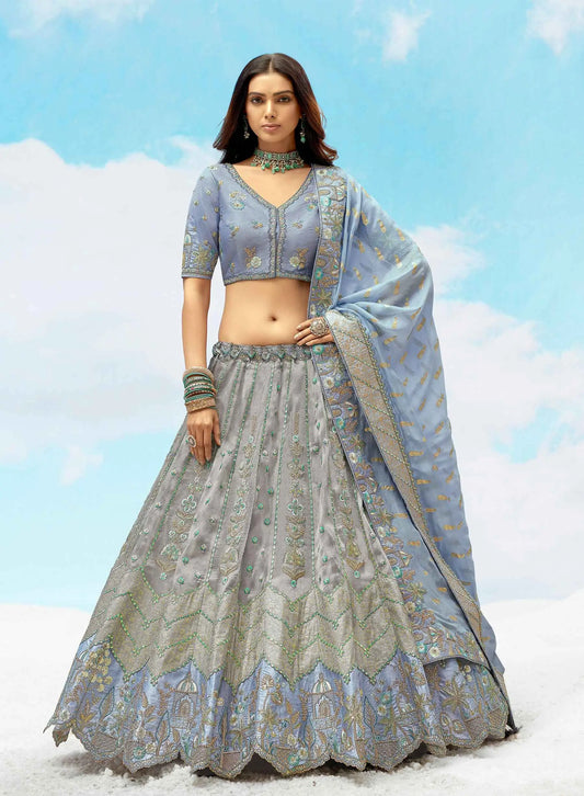 Exklusiver Designer-Braut-Lehenga in Graublau mit Blumenstickerei und Pailletten-Design, NAVYA-KOLLEKTION 2025