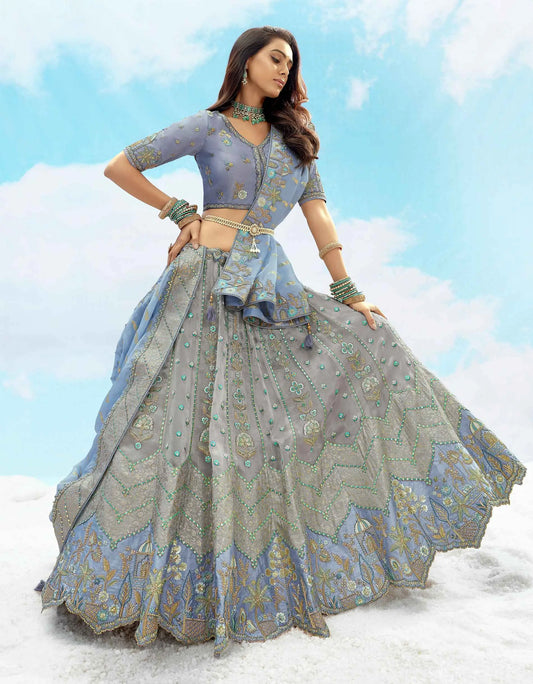 Exklusiver Designer-Braut-Lehenga in Graublau mit Blumenstickerei und Pailletten-Design, NAVYA-KOLLEKTION 2025