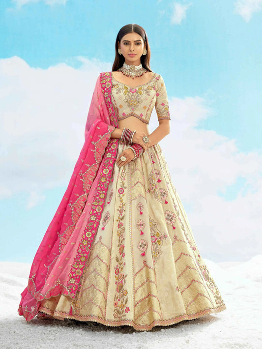 Exklusiver Designer-Braut-Lehenga in Beige und Pink mit Stickerei und Designer-Paneelen, NAVYA-KOLLEKTION 2025